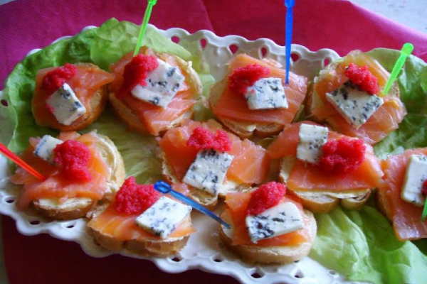 Imprezowe tartinki. Mini kanapeczki z łososiem, serem lazur i kawiorem.