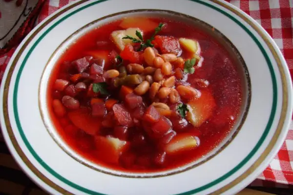 Barszcz ukraiński. Smaczna, pożywna buraczkowa zupa.