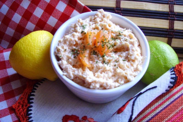 Pasta z wędzonych brzuszków łososia. Pasta łososiowa na kanapki.