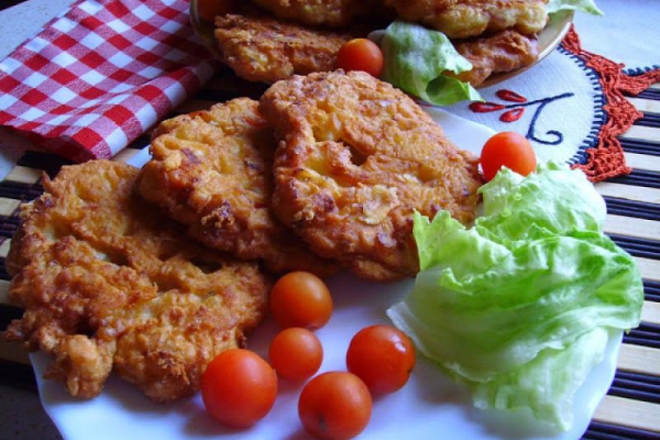 Naleśnikowe placuszki z szynką, serem i innymi dodatkami a la pizzerinki.
