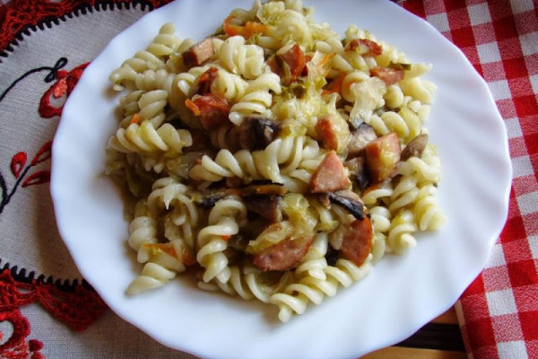 Łazanki z kapustą kiszoną, pieczarkami i kiełbasą. Smaczne danie z makaronem.