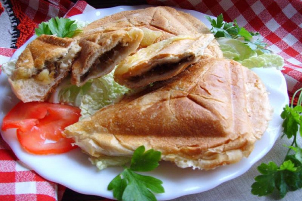 Chrupiące tosty z pieczarkami i serem. Pieczarki i ser zapiekane w tostach.