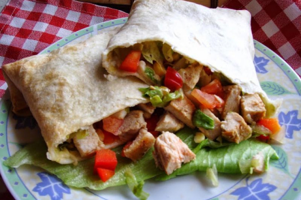 Tortilla z grillowanym kurczakiem i warzywami.
