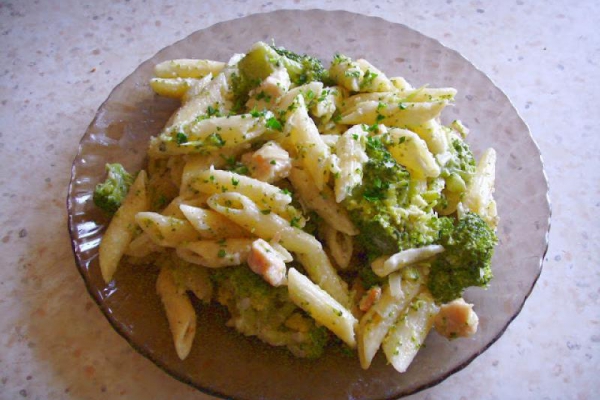 Penne z brokułem i piersią kurczaka w sosie z serka mascarpone.