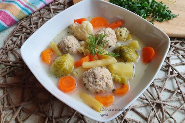 Zupa jarzynowa z klopsikami