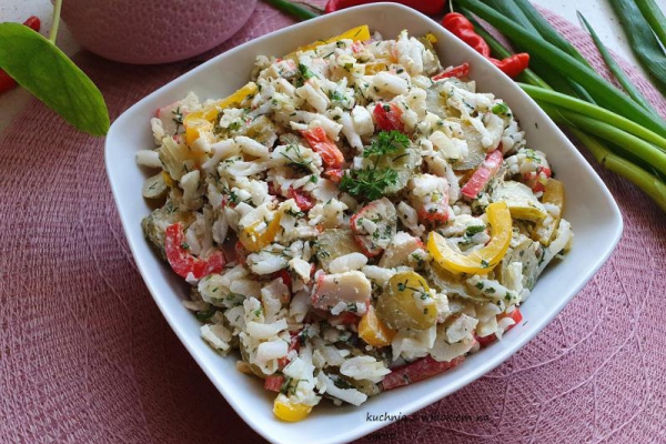 Sałatka makaronowa z paluszkami krabowymi surimi