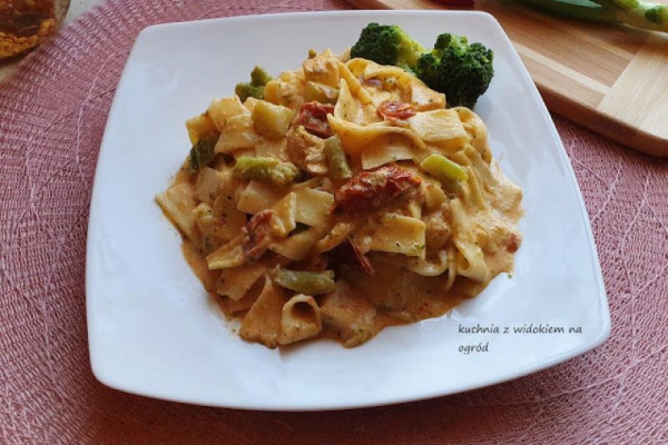 Makaron z brokułem i suszonymi pomidorami w sosie mascarpone