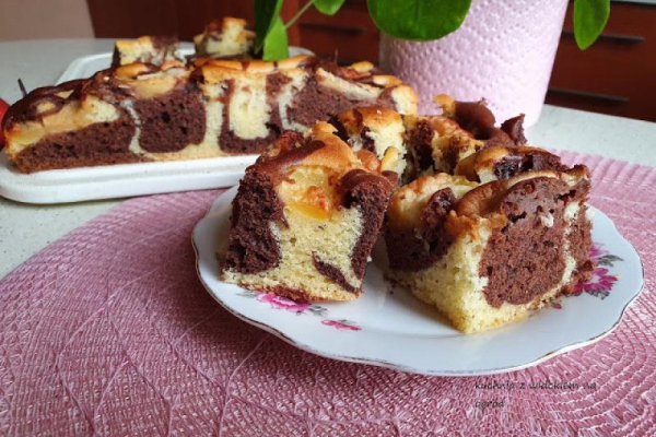 Dwukolorowe ciasto z jabłkami