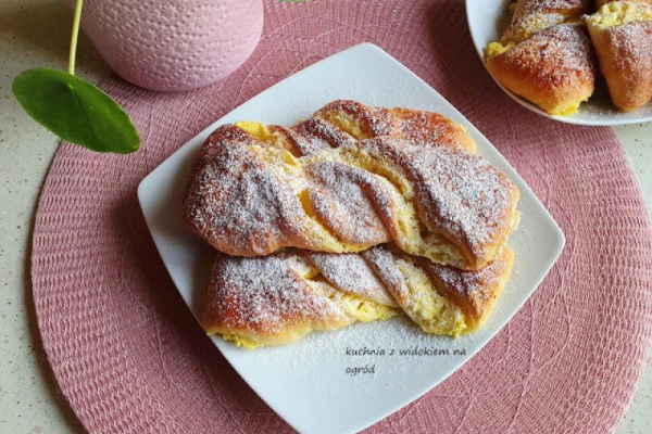 Zakręcone drożdżówki z serem