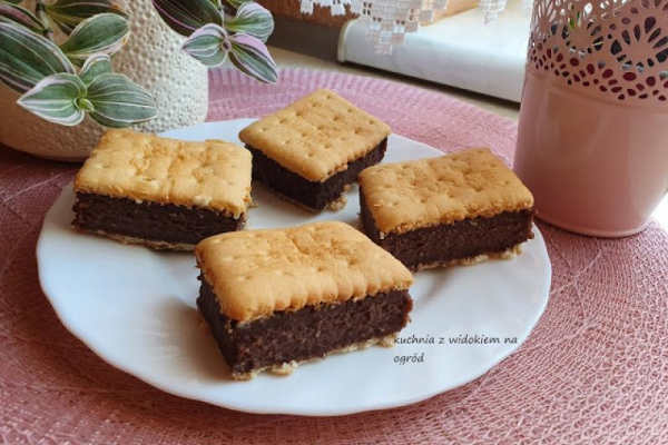 Czekoladowy grysikowiec na herbatnikach