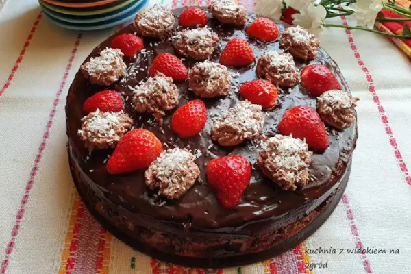 Tort z masą czekoladową i truskawkami