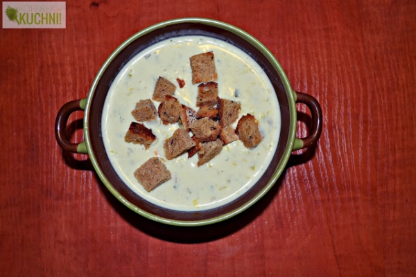 Zupa serowo-porowa z grzankami