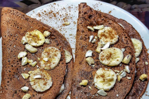 Przepis na Kakaowe naleśniki pełnoziarniste z bananem, cynamonem i orzechami