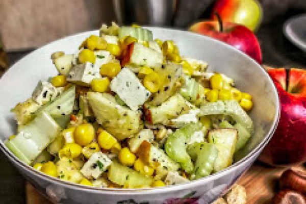 Sałatka z selerem naciowym, tofu, jabłkiem, kukurydzą i orzechami włoskimi