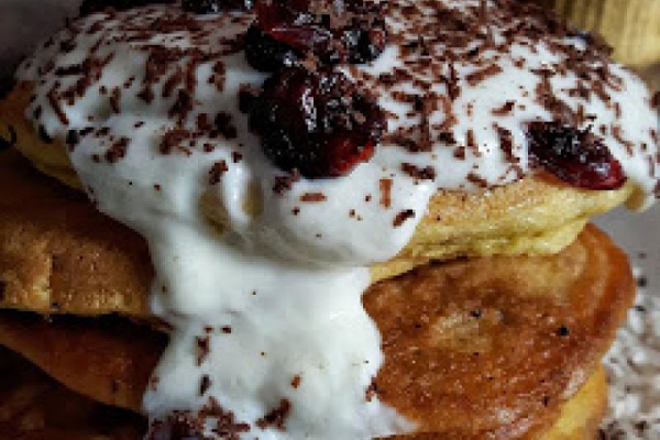 Fit Puszysty omlet z serkiem homogenizowanym, bananem i żurawiną