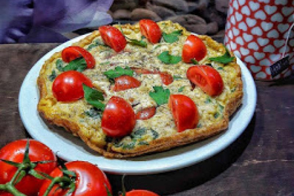 Fit Wytrawny omlet z pomidorkami koktajlowymi i pietruszką