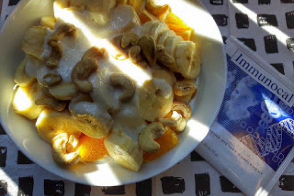 Owsianka z bananem, pomarańczą i orzechami nerkowca