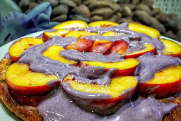 Omlet z diety z brzoskwinią i sosem o smaku jagód