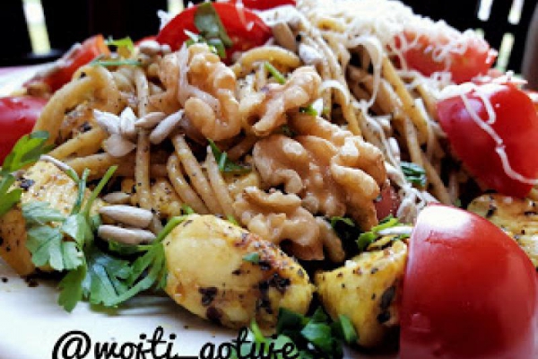 Z mojej diety - Spaghetti z kurczakiem, natką pietruszki i pomidorkami koktajlowymi