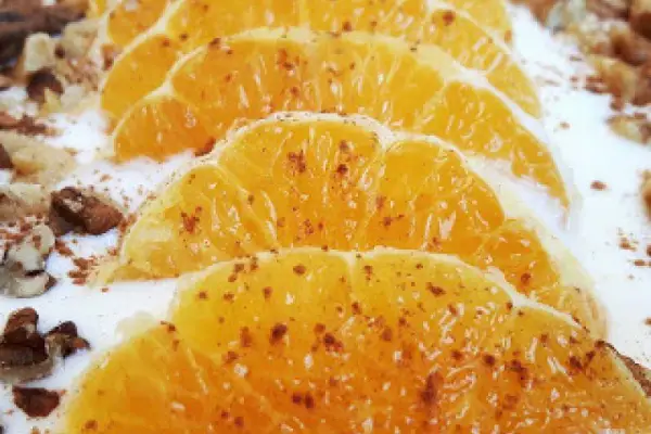 Dietetyczna owsianka z pomarańczą i orzechami włoskimi