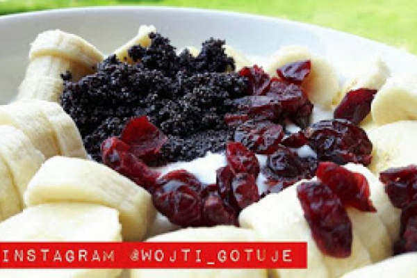 Owsianka z bananem, żurawiną i makiem