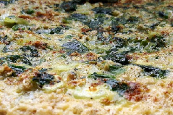 Wytrawny omlet z cebulką i szpinakiem