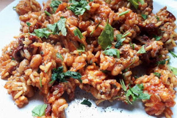 Risotto z kurczakiem suszonymi pomidorami z przecierem pomidorowym