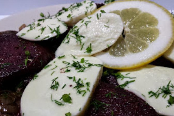 Cytrynowe buraczki z mozzarellą na pierzynce z duszonej cebulki