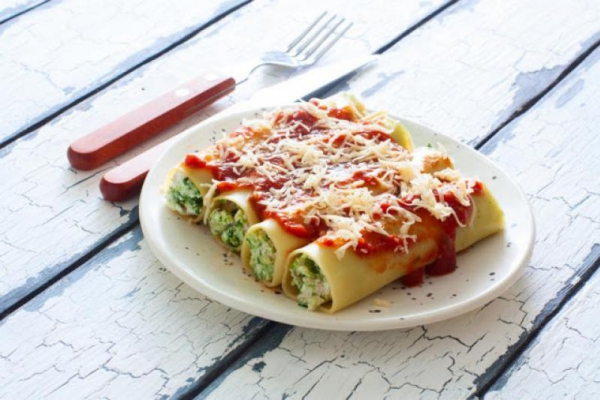 Przepis na cannelloni ze szpinakiem i mozzarellą w sosie pomidorowym