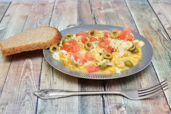 Jajecznica z diety z mozzarellą, pomidorami i oliwkami