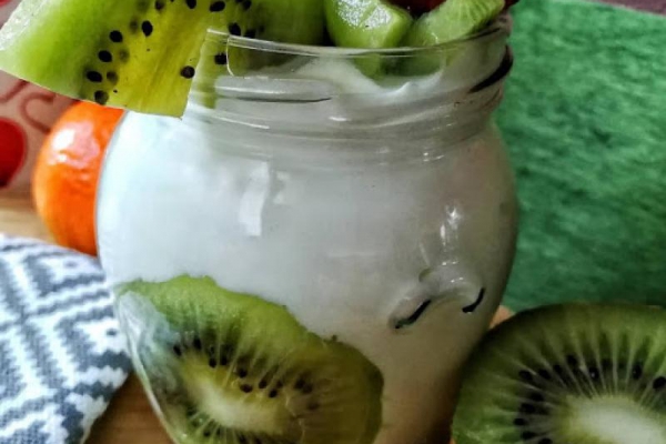 Przepis na fit deser - Smakowity mus serowy z limonką i kiwi