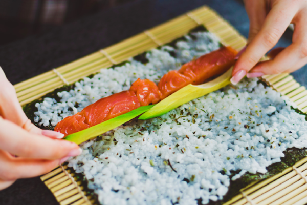 Sushi w Domu: Tajemnica Perfekcyjnych Kawałków Sushi Revealed!