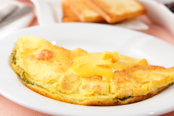 Przepis na śniadanie bez laktozy -  Omlet ze Szpinakiem i Pomidorami