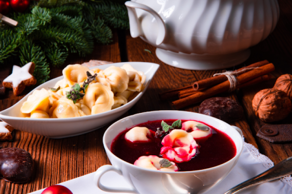 Przepis na Barszcz z Uszkami na Wigilijny Stół: Tradycyjny Smak Świąt w Każdym Kęsie