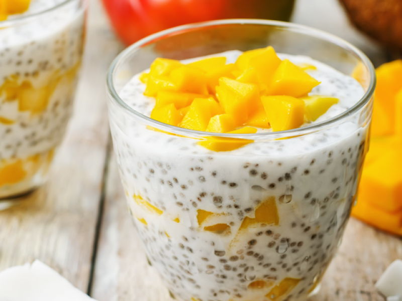 Egzotyczny Chia Pudding z Mango i Kokosem: Idealny na Letnie Śniadanie!