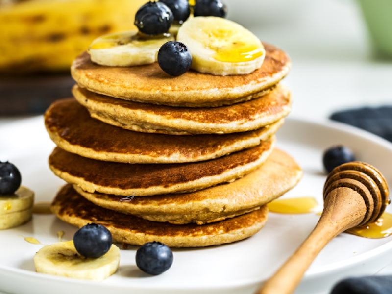 Puszyste Pancakes z Bananem i Jagodami: Zdrowe Śniadanie dla Całej Rodziny