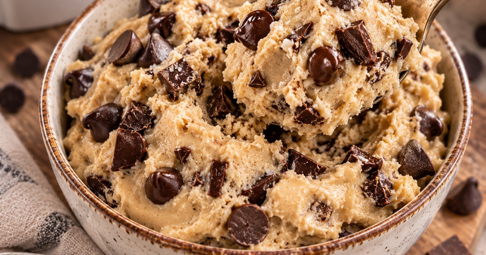 Fit Cookie Dough z Serka Wiejskiego – Wysokobiałkowy Deser Bez Pieczenia