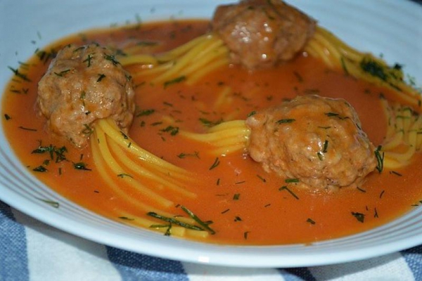 Pulpety nadziewane makaronem w sosie pomidorowym