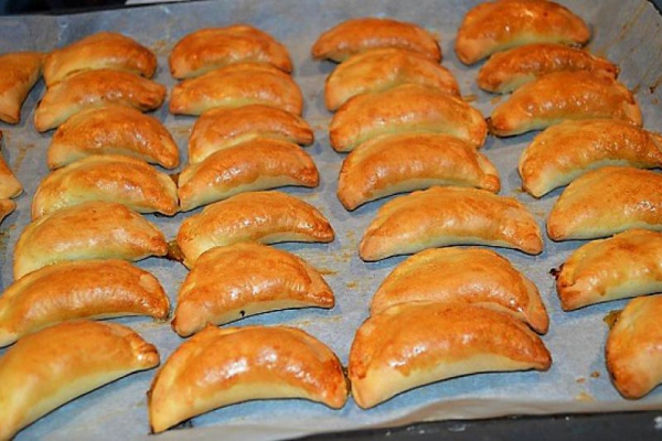 Pieczone pierożki z nadzieniem o smaku gyrosa