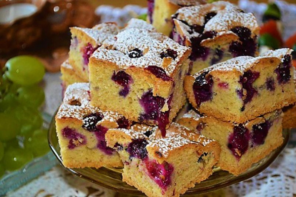 Ciasto biszkoptowe z borówką amerykańska