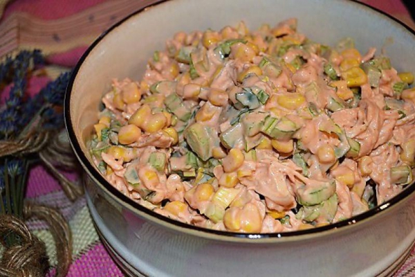 Sałatka z gotowanym kurczakiem i sosem curry