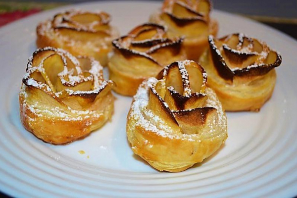 Różyczki jabłkowe w cieście francuskim
