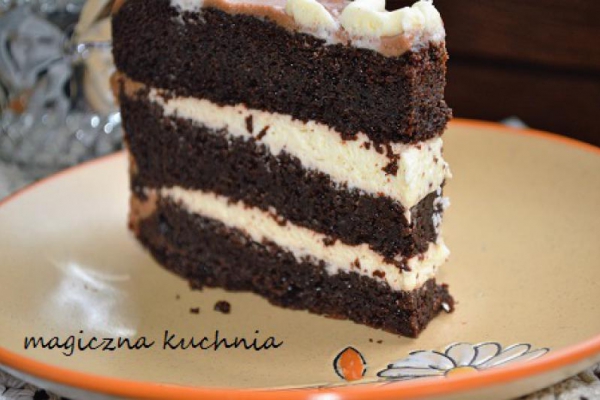 Mocno czekoladowy tort z mascarpone i bitą śmietaną