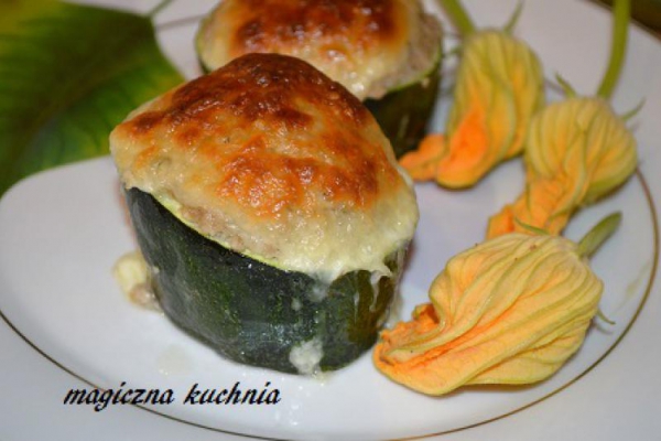 Cukinia nadziewana mięsem z serem mozzarella