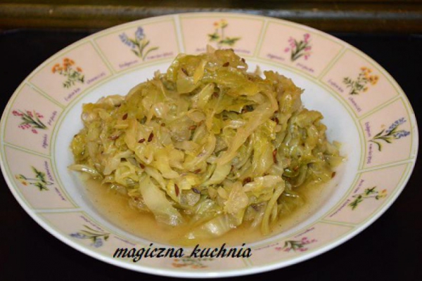 Młoda kapusta z kminkiem