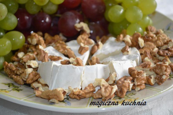 Winogrona, camembert i orzechy czyli idealna przekąska do wina.