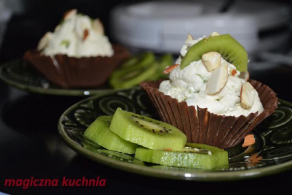 Czekoladowe kubki z kiwi