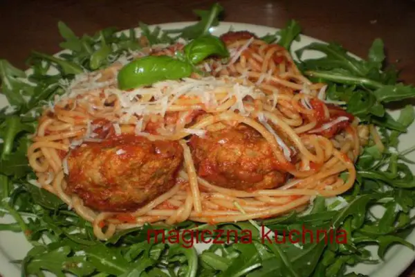 Klopsiki z indyka z sosem pomidorowym i makaronem spaghetti