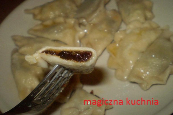 Pierogi z suszonymi śliwkami
