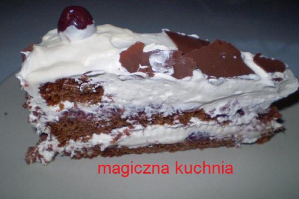 Czekoladowy tort z bitą śmietaną i owocami